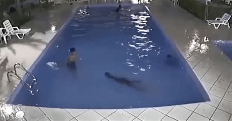 子供がプールで溺れる事にいかに気付きにくいか溺れるというイメージの真逆だった バズニュース速報