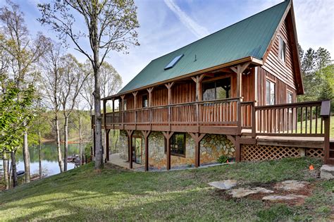 You can even have a clear view of famous whiteside mountain in highlands nc with the right property. Lake Keowee waterfront home for sale