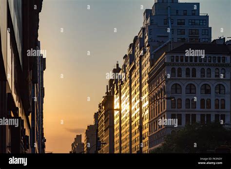 Manhattanhenge Solstice Sunset In New York City Stock Photo Alamy