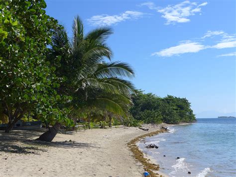 Maybe you would like to learn more about one of these? Wunderschöner Strand von #CayosCochinos, #Honduras ...