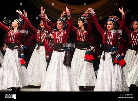 Niños Georgianos Vestidos Con Trajes Tradicionales Y Bailando Un