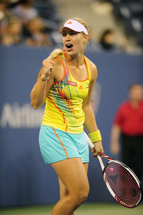 Angelique kerber currently plays with the yonex vcore 100s that is painted to look like the yonex vcore sv 100. Picture of Angelique Kerber