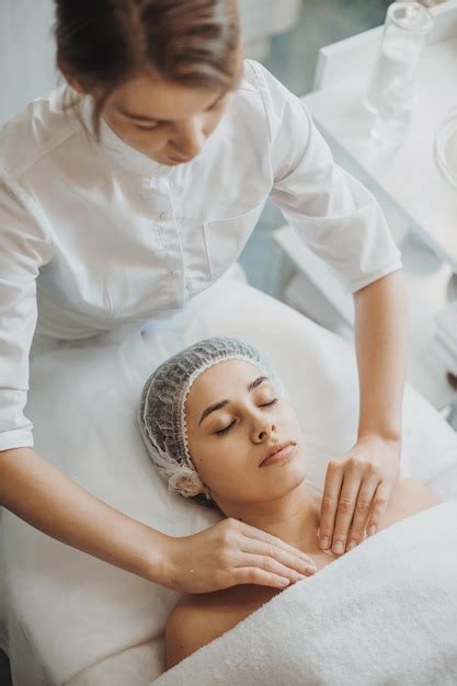 Premium Photo Masseur Making Manual Relaxing Rejuvenating Massage Shoulders For Woman In