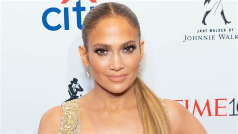 Jennifer Lopez Reappears And Draws A Plunging Neckline And Bulging Abs