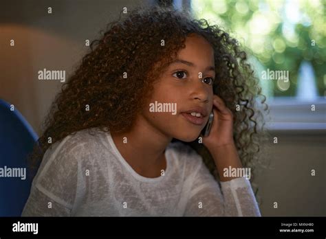 Cute Preteen Girl Long Curly Fotos Und Bildmaterial In Hoher Auflösung Alamy