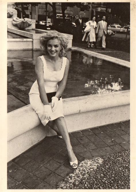 Marilyn Monroe “marilyn Outside The Plaza Hotel Nyc 1958” By Sam Shaw Hollywood Glamour