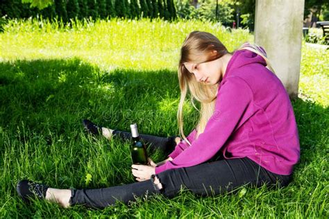 Mujer Joven Borracha Con La Botella De Alcohol Imagen De Archivo