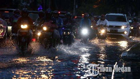 Medan langganan banjir, edy belum temukan solusi konkrit. Foto-Foto Sejumlah Titik Jalan di Kota Medan Banjir ...