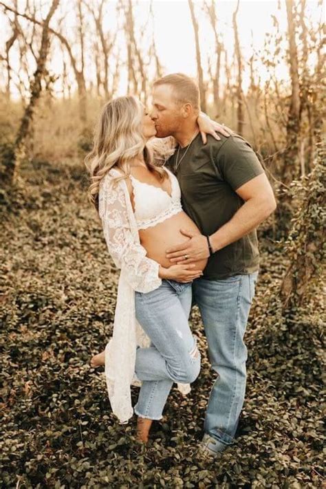 50 Best Maternity Photos In Jeans What To Wear For A Modern Casual