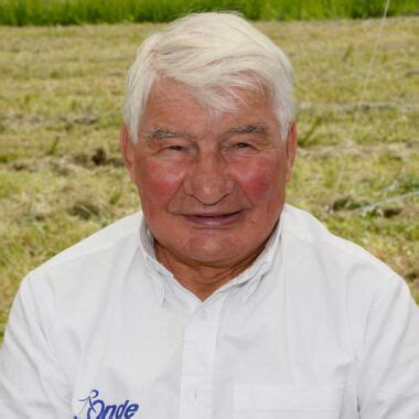 Raymond poulidor s'est échappé en solitaire après nous avoir emportés dans sa roue et dans son rêve les français découvraient avec bonheur ce jeune homme, son accent limousin, son naturel. Raymond Poulidor - La biographie de Raymond Poulidor avec ...