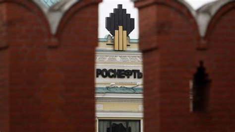 russian oil giant rosneft sells 19 5 stake to foreign investors