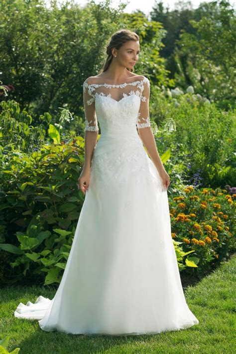 Schlichte oberteile werden mit opulenten röcken mit vielen. SWEETHEART - Brautmoden, Brautkleider, Hochzeitskleider ...