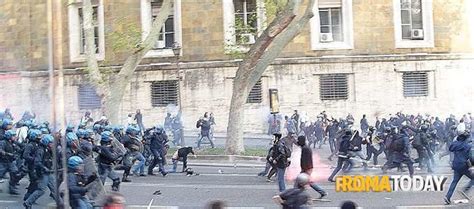 Gli scontri, violenti, tra manifestanti ed esponenti di forza nuova con la polizia si sono spostati da piazza del popolo al q. SCONTRI A ROMA, 12 APRILE 2014 | INFOPHOTO