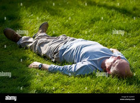 Older Man Sleeping Outside Hi Res Stock Photography And Images Alamy