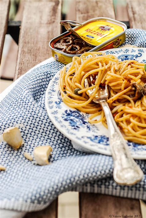 Una Gatta In Cucina Spaghetti Con Pesto Di Alici Piccanti Pomodori