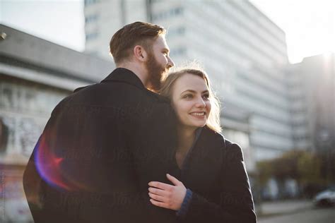 Happy Couple Outdoors Del Colaborador De Stocksy Simone Wave Stocksy