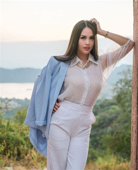 9 Pesona Nita Sofiani Miss Earth Indonesia 2013 Yang Menawan
