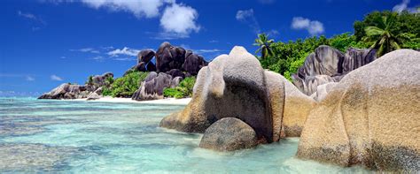 The seychelles' 115 granite and coral islands extend from between 4 and 10 degrees south of the equator and lie between 480km and 1,600km from the east coast of africa in the western indian ocean. Les Seychelles, la destination « carte postale
