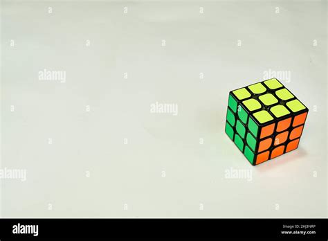 Se Ha Resuelto El Cubo De Rubik En Amarillo Verde Y Naranja Sobre