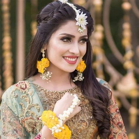 Pin By Ks ️ On Mayumehndi Bridal Mehndi Dresses Bridal Hair Buns Pakistani Wedding Outfits