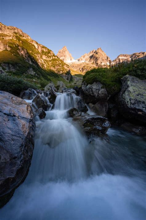 Einsamer Wasserfall In Den Schweizer Alpen Heimatfotos