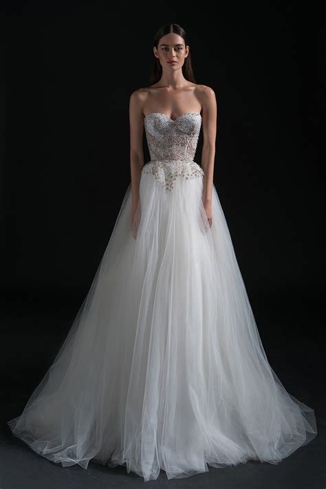 From high end wedding dress designers, to up and coming and more affordable wedding dress designers there is a huge range to choose from. Inbal Dror Bridal Spring 2019 Fashion Show | Inbal dror ...