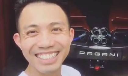 Minh nhựa và vợ đầu chung khung hình lần cuối cùng cách đây 1 năm rưỡi, tại đám cưới 20 tỷ của con gái. Minh 'Nhựa' dẫn vợ đi đón 'thần gió' Pagani Huayra 78 tỷ