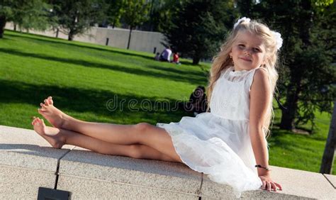 Petite Fille En Robe Blanche Aller Faire Un Tour Sur Le Soleil Photo