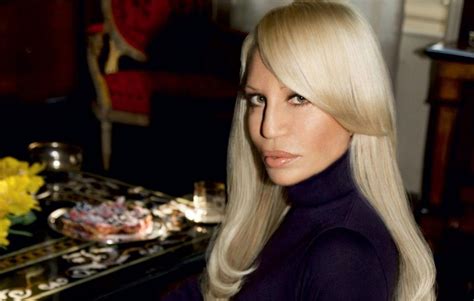 Donatella Versace Made In Italy Part Cirugia Pl Stica Cabello Ideas De Cabello Largo
