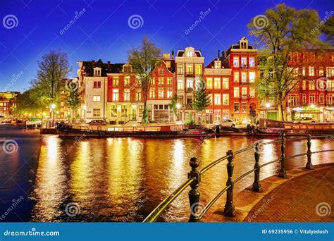 Beroemde Amstel Rivier En Nachtmening Van De Mooie Stad Van Amsterdam