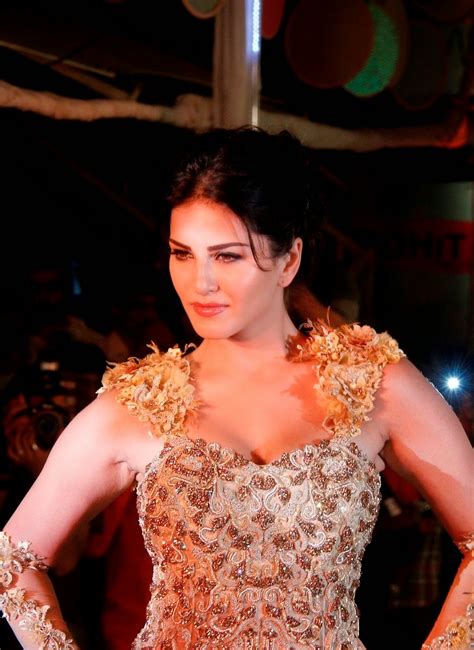 Sunny Leone Flaunts Her Sexy Cleavage Unseen HQ Pictures Hot Celebs
