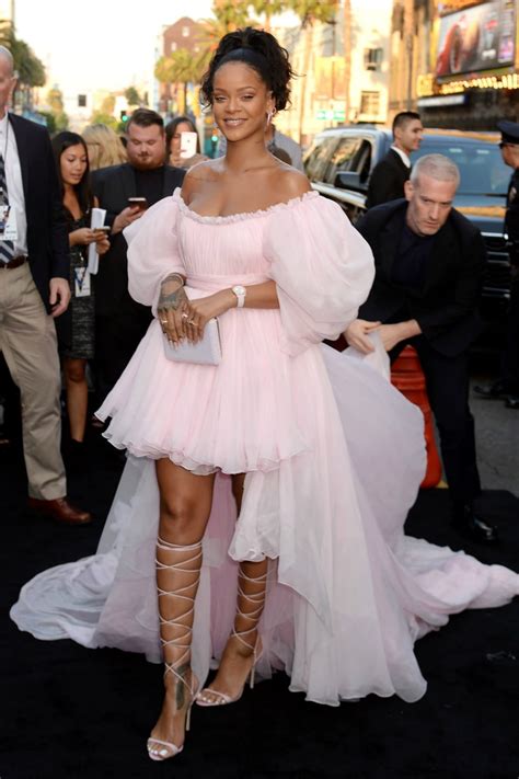 Rihanna En Robe Rose En Tulle Courte Sur Le Devant Et Longue Derrière