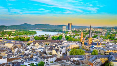 Es una ciudad de aspecto moderno que conserva monumentos antiguos, situada en la orilla izquierda del rin. Bonn merece un viaje - Germany Travel