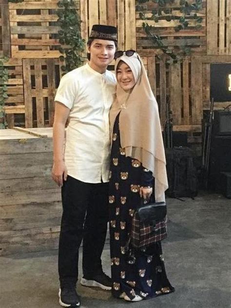 Alvin faiz angkat bicara saat ada seorang pengguna instagram yang mencoba menguak penyebab meski begitu seorang istri wajib diberi nafkah, suami harus bekerja, bukan sekadar mengandalkan. Ditanya soal Buka Tutup Cadar, Ini Jawaban Istri Alvin ...