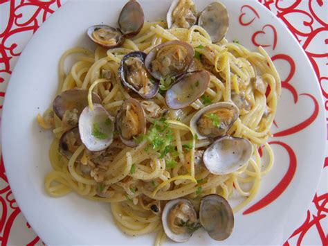 Authentic spaghetti alle vongole recipe metropolitan city of naples, italy. Spaghetti alle vongole - Ricetta spaghetti alle vongole