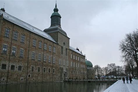 It has about 5,000 inhabitants. Living a Christmas Fairytale in Vadstena, Sweden ...