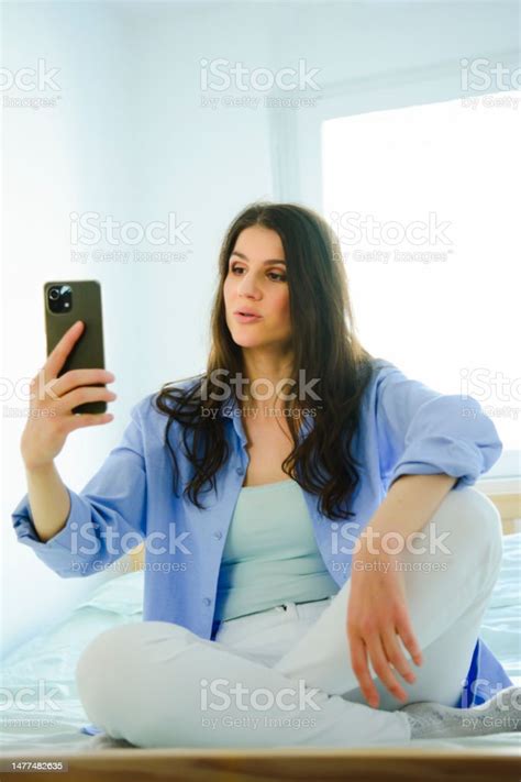 Schöne Frau Im Bett Benutzt Smartphone Um Videoanrufe Zu Tätigen