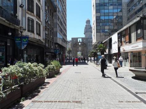 Una Hermosa Calle Peatonal Del La Ciudad Vieja De Montevideo