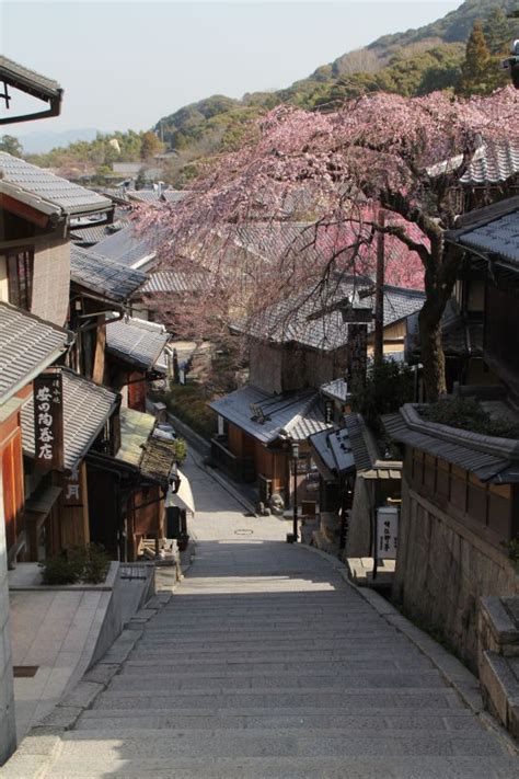 L' architecture japonaise (日本建築, nihon kenchiku) a une histoire aussi ancienne que celle du japon. Kyoto, Japan - Sannen-zaka, ancienne rue bordée d ...