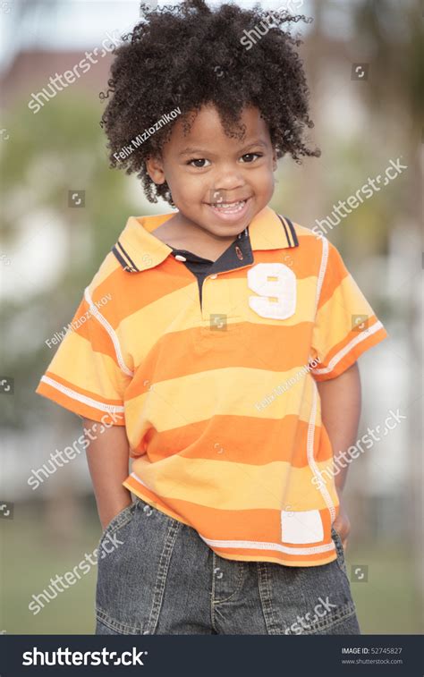 Beau Enfant Afro Américain En Plein Air Photo De Stock Modifiable 52745827