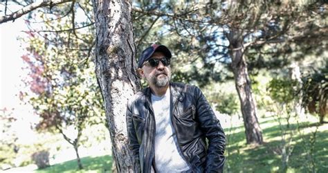 Kabataş erkek lisesi mezunu olan ertuğrul postoğlu, i̇lkay özdin postoğlu ile evlidir. Ertuğrul Postoğlu: Sesim nedeniyle ünsüz ünlülerdendim ...