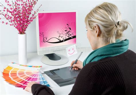 Grafikdesigner Bei Der Arbeit Farbproben Stockbild Bild Von Druck