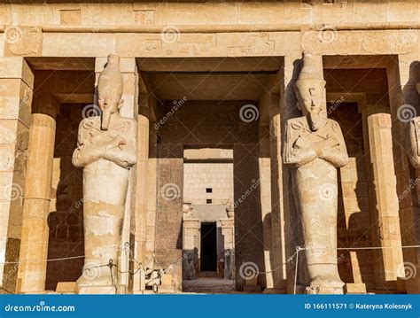 Estatuas Antiguas En El Templo De Hatshepsut Imagen De Archivo Imagen