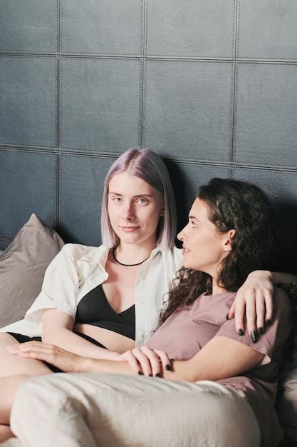 Lesbianas Sentadas En La Cama Foto Premium