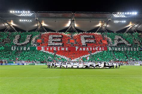 Boven het logo van de club prijkt een ster. L'incroyable tifo des ultras du Legia Varsovie