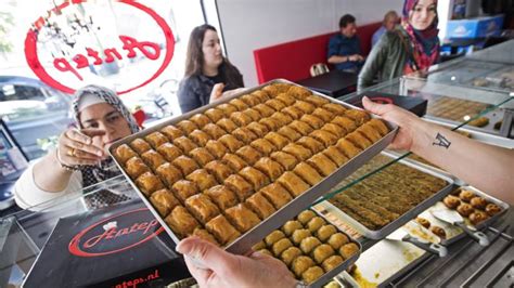 Met het suikerfeest wordt het einde van de ramadan gevierd. Suikerfeest feest van files en veel eten | NOS