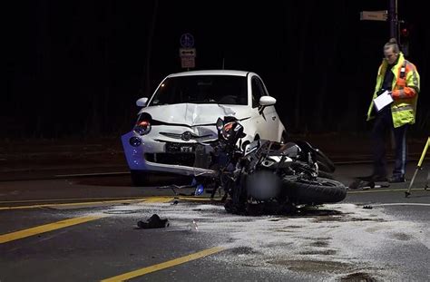 Schwerer Unfall In Nürnberg Autofahrerin übersieht Motorrad Biker