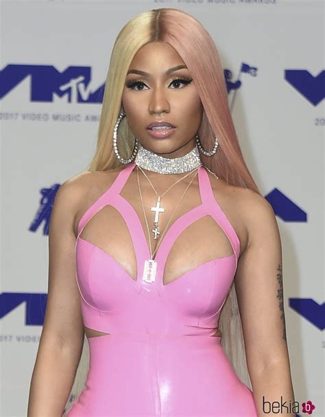 Nicki Minaj Con Extensiones Rubias Y Rosas Y Marcado Delineado Los Mejores Y Peores Beauty