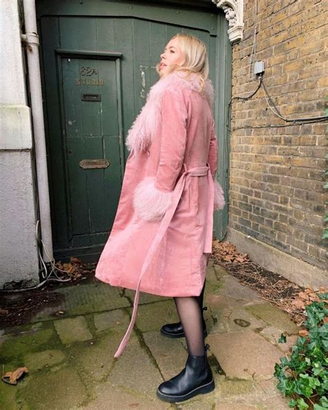 Rose Manteau Avec De La Fourrure Porté Par Tanya Burr Sur Son Instagram