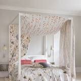 Łóżka z baldachimem dla rozważnej i romantycznej Elle Decoration